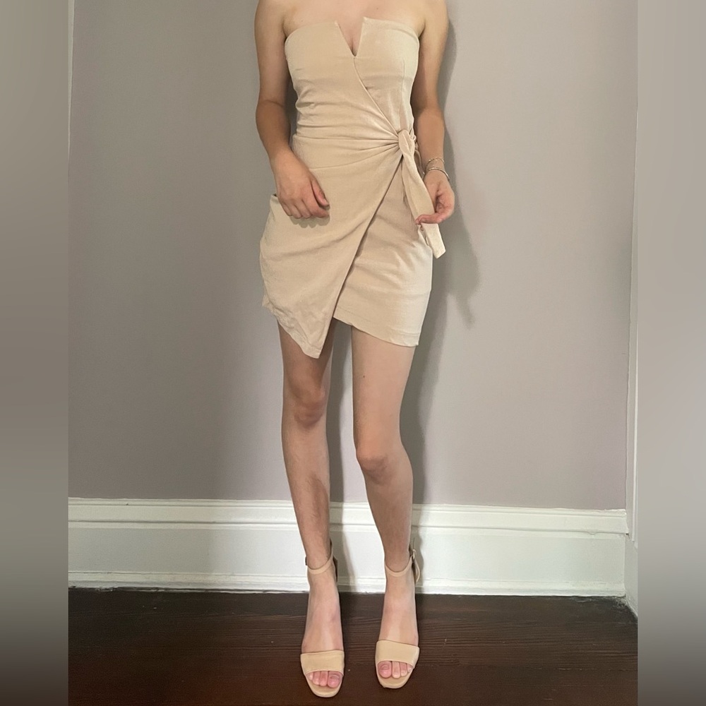Nude strapless dress with tie
